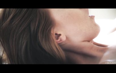 Случайное знакомство в лифте с соседкой переросло в безумный секс