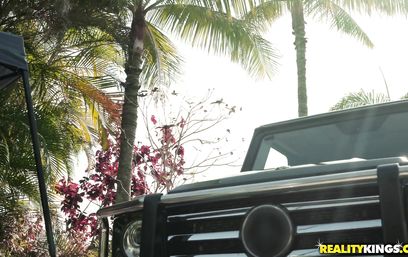 Мойщик автомобилей взял оплату за работу с двух грудастых латинок натурой