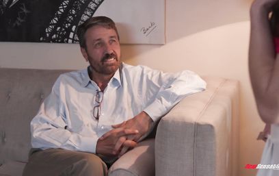 Няня с красивыми сиськами раздвинула ножки перед своим будущим хозяином