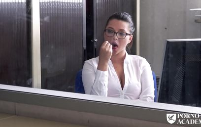 В офисе секретарша отсосала мойщику окон негру и дала в жопу директору