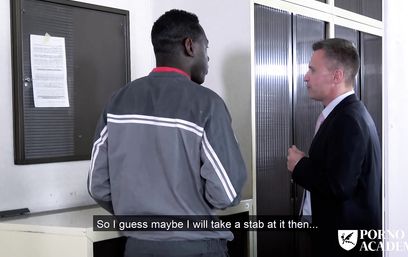 В офисе секретарша отсосала мойщику окон негру и дала в жопу директору