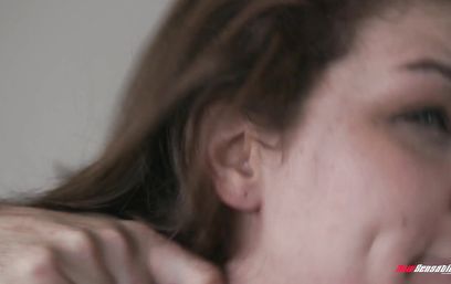 Хозяин застал сочную няню за дрочкой вибратором и помог ей кончить