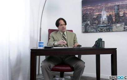 Декан колледжа вместе с отчимом поимели шаловливую студентку