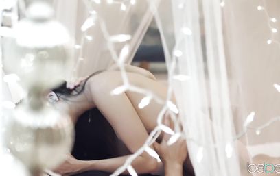 Заглянул в гости и трахнул молодую невероятно красивую брюнетку