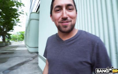 Незнакомый мужик на улице трахнул грудастую брюнетку и кончил в рот