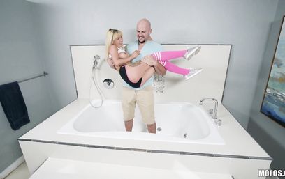 Игривая блондинка чуть не порвалась от здорового члена сильного мужика