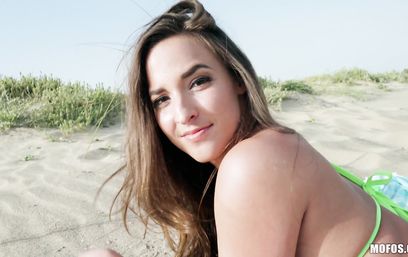 Увидел на пляже красивую брюнетку и приболтал её на секс за деньги