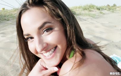 Увидел на пляже красивую брюнетку и приболтал её на секс за деньги