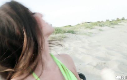 Увидел на пляже красивую брюнетку и приболтал её на секс за деньги