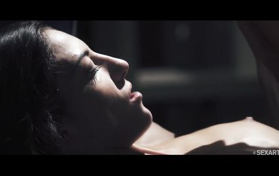 Ночью в офисе тонкая секретарша соблазнила своего начальника