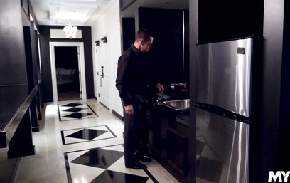 Элитная зрелая проститутка за деньги трахается с богатым мужиком