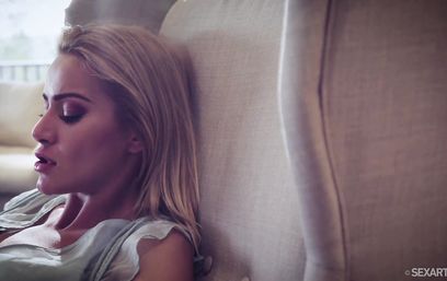 После ссоры ревнивые молодые влюблённые мирятся нежным сексом