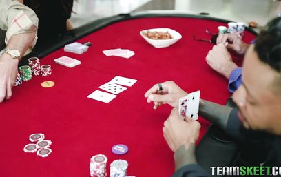 За нечестную игру мужа приятели толпой отжарили его жену на покерном столе