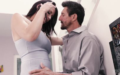 Домохозяйка заманила в гости женатого мужика и соблазнила сиськами