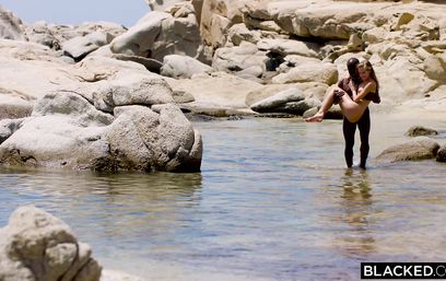 В Греции белая девчонка намеренно изменила милому с темнокожим чуваком