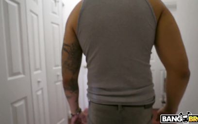 Воспользовался случаем и засадил жопастой телке рядом со спящей подругой