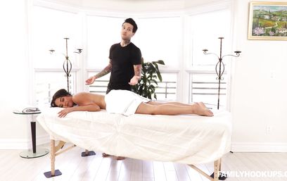 Спортсменка мулатка не отказалась от секса с татуированным массажистом