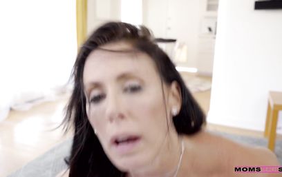 Пьяная грудастая мачеха решила научить очкарика пасынка трахаться