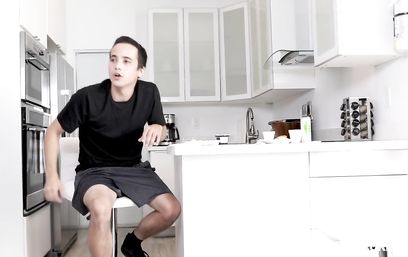 Как только батя засыпает сынок тут же натягивает на кукан темнокожую мачеху