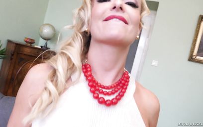 Испанец с лучшим другом помогли кончить возбуждённой блондинке