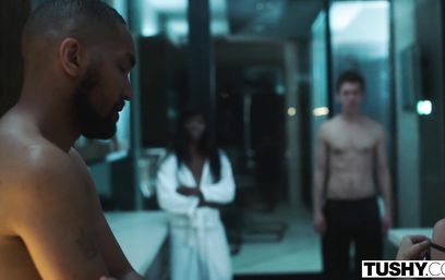 На вечеринке мужик в поимел в сочные попки двух грудастых женщин