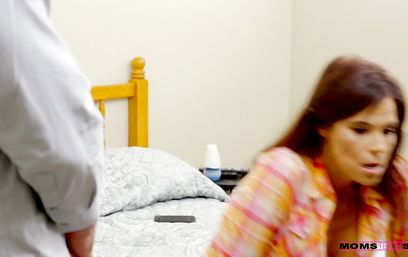 Не родная мамка наказала пасынка за онанизм и научила трахаться