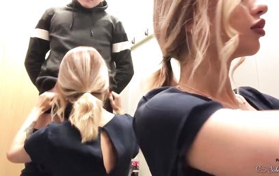 Губастая милашка в примерочной порадовала парня глубоким минетом