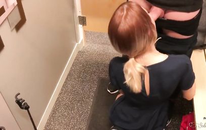 Губастая милашка в примерочной порадовала парня глубоким минетом