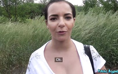 Умелый пикапер снял грудастую кралю и заставил показать буфера