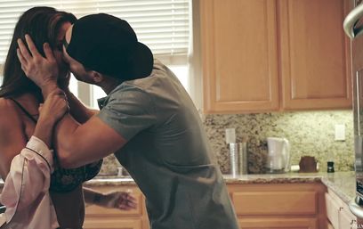 Небритый трахарь на полу поимел сисястую взрослую любовницу