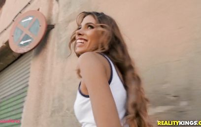 Худенькая латинка широко раздвинула ножки перед похотливым мачо