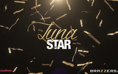 Грудастая леди отметила праздник страстным сексом с бойфрендом