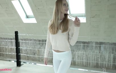 Очаровала незнакомца красивым телом и охотно присела на елдак