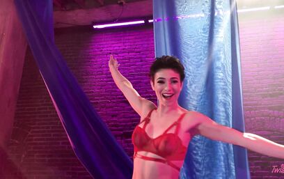 Сочные формы хотят разврата, а не ожиданий