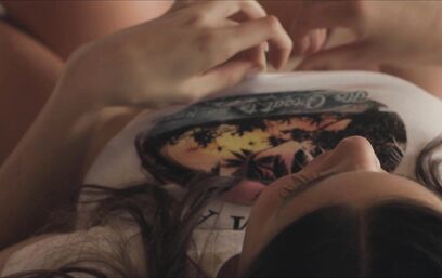 На лице хоть весь день сидела бы