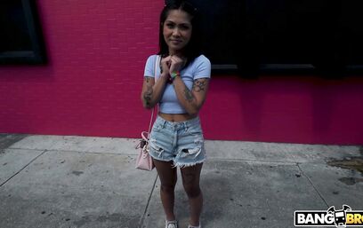 Дырочка готова к незнакомцам