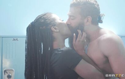 Когда велико желание и время поджимает, то можно и в раздевалке потрахаться