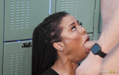 Когда велико желание и время поджимает, то можно и в раздевалке потрахаться