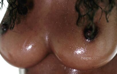 С анальной игрушкой кончать легче