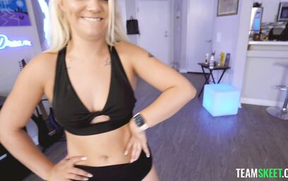 Рабочий рот тянет на порно звезду