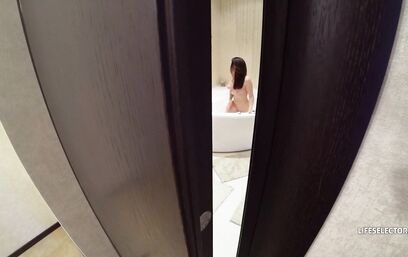 Ну с такими сиськами только в порно сниматься