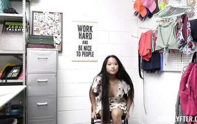 Такую милую азиатку только сексом можно наказать