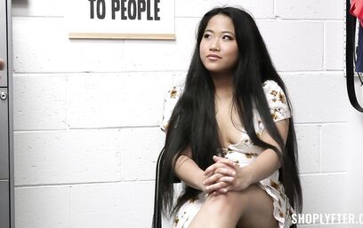 Такую милую азиатку только сексом можно наказать