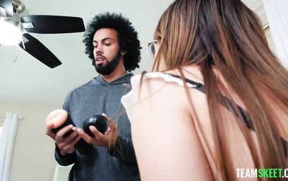 Бывшая шлюха пробует себя в горничной должности