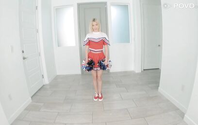 Порно миру нужна эта милая чирлидерша