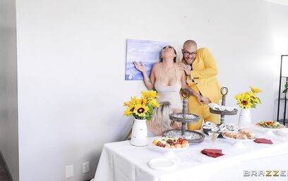 Праздник без ебли? Да это же несерьезно!