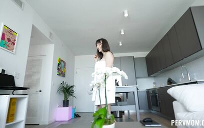 Или уборка дома, или трах мачехи