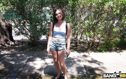 Уличный вариант порно звезды