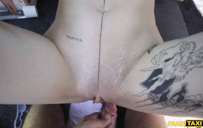 Татуированная блядушка не против залететь на член