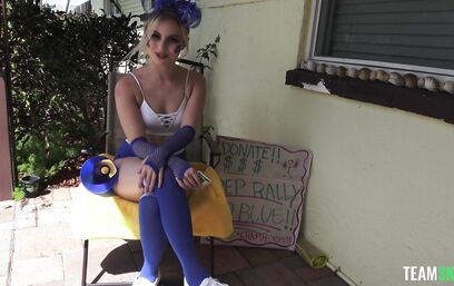 У волонтерки даже пизда всегда в действии